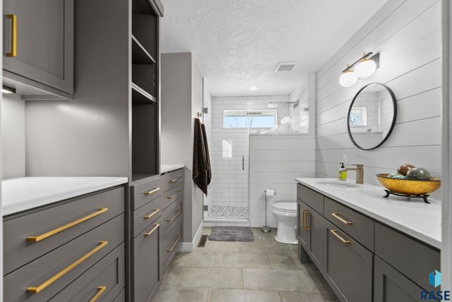 4505 S Southridge Dr Drive, Sioux Falls, SD 57105