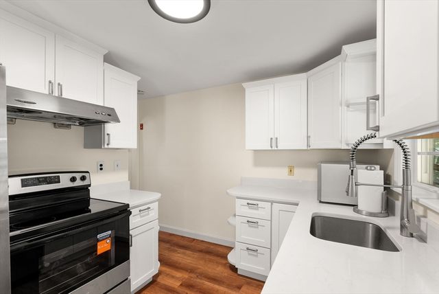 6 Chute Rd, Dedham, MA 02026