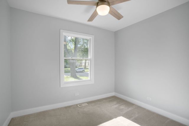 1113 S Gables Boulevard, Wheaton, IL 60189