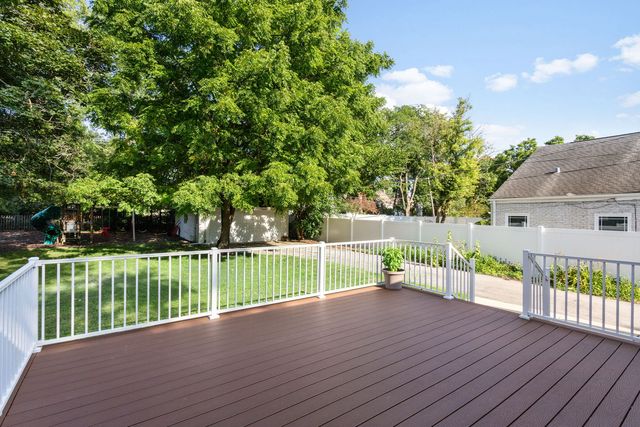 1113 S Gables Boulevard, Wheaton, IL 60189