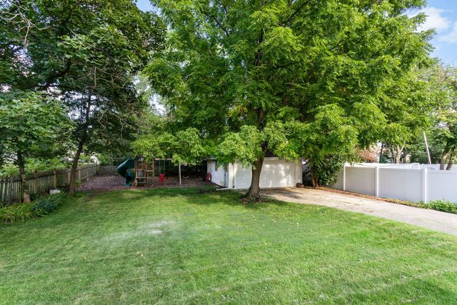 1113 S Gables Boulevard, Wheaton, IL 60189