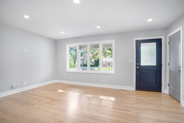 1113 S Gables Boulevard, Wheaton, IL 60189