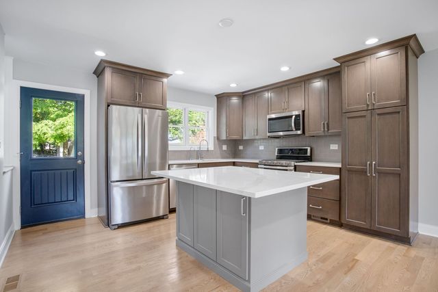 1113 S Gables Boulevard, Wheaton, IL 60189