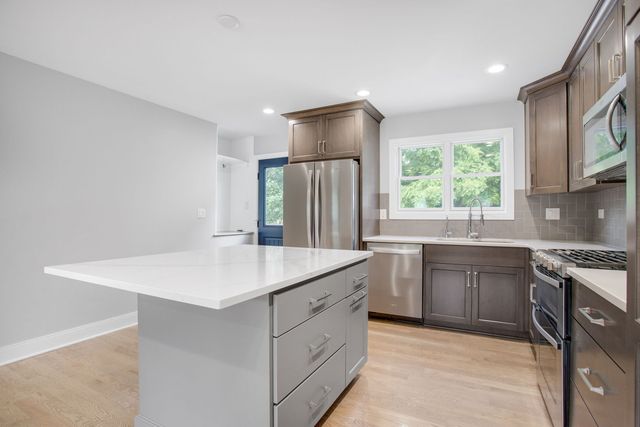 1113 S Gables Boulevard, Wheaton, IL 60189