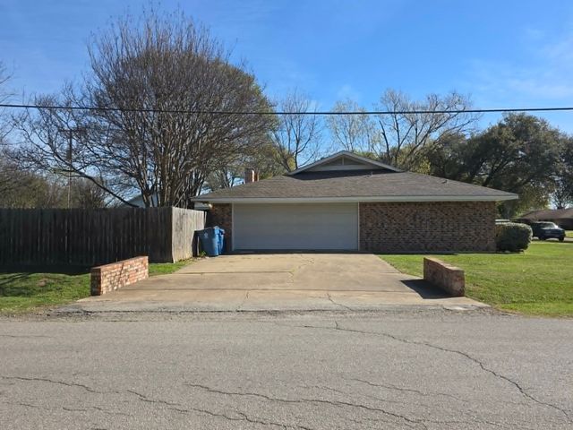 901 Hillandale Street, Mexia, TX 76667