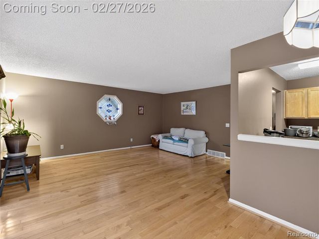 35652 Castlewood Court, Westland, MI 48185