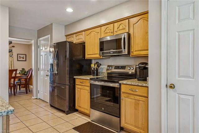 15 Woodsman RD, Hampton, VA 23666