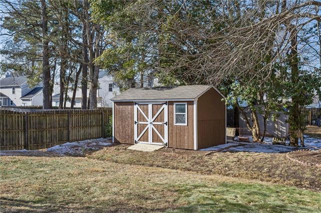 15 Woodsman RD, Hampton, VA 23666