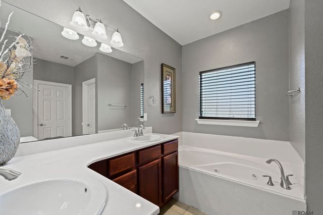 9113 Highland Oaks Ave, Zachary, LA 70791