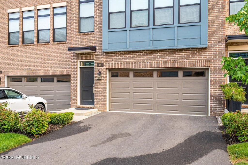 16 Valiant Court, Middletown, NJ 07748