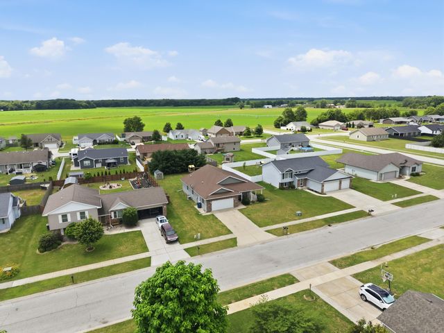 320 Ironwood Street NW, Demotte, IN 46310