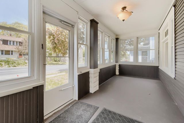 822 Smith Avenue S, Saint Paul, MN 55107