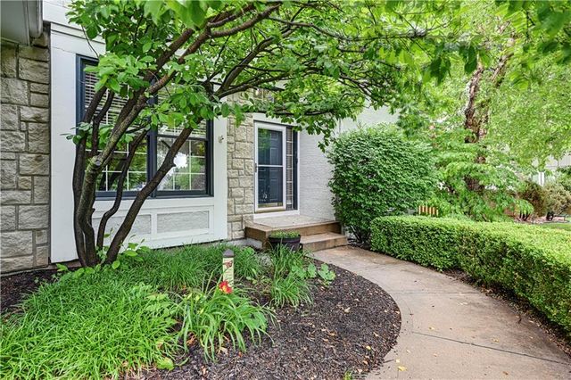 8520 W 142 Street, Overland Park, KS 66223
