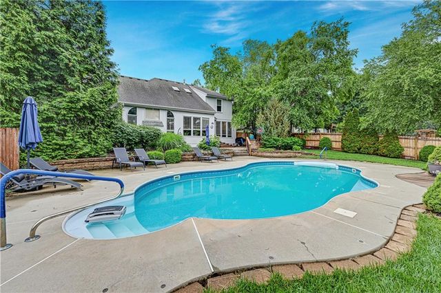 8520 W 142 Street, Overland Park, KS 66223