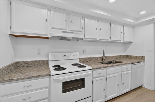 1130 N LAKE PARKER AVENUE E233, Lakeland, FL 33805