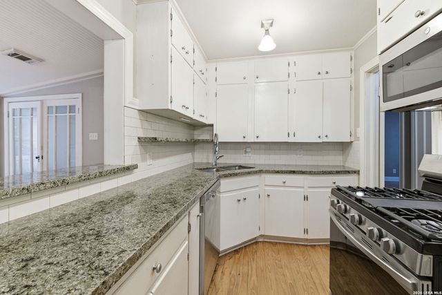 261 E Oakview Pl, San Antonio, TX 78209
