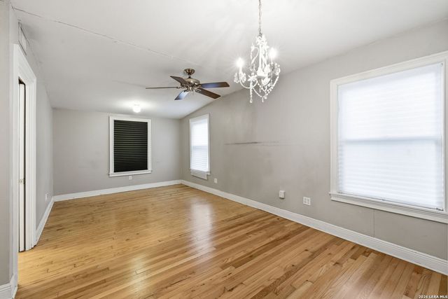 261 E Oakview Pl, San Antonio, TX 78209