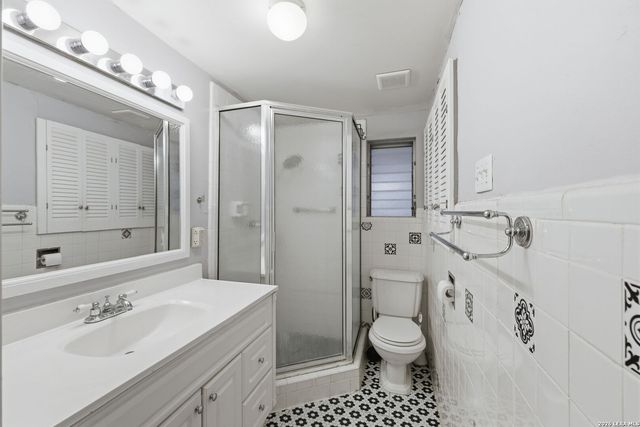 261 E Oakview Pl, San Antonio, TX 78209