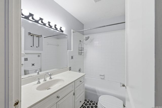 261 E Oakview Pl, San Antonio, TX 78209