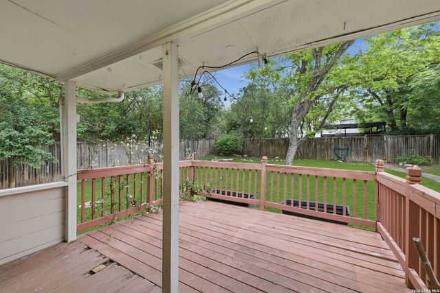 261 E Oakview Pl, San Antonio, TX 78209