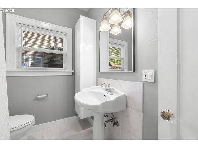 3235 Se 52ND Ave, Portland, OR 97206