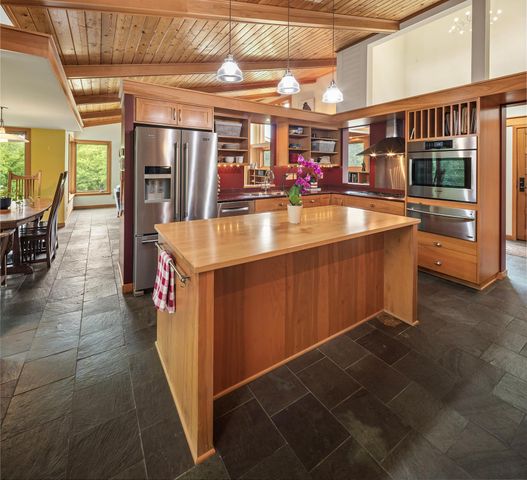 6 Robb Farm Road, North Oaks, MN 55127