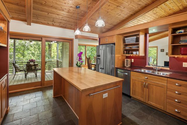 6 Robb Farm Road, North Oaks, MN 55127