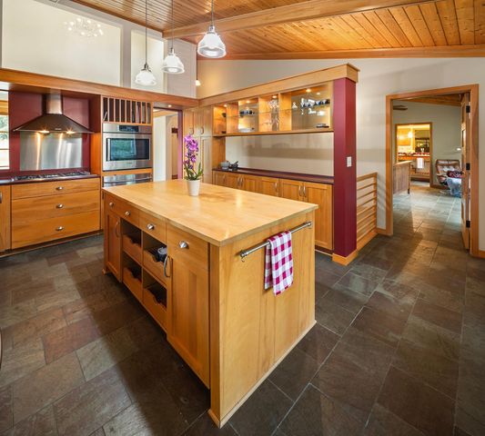 6 Robb Farm Road, North Oaks, MN 55127