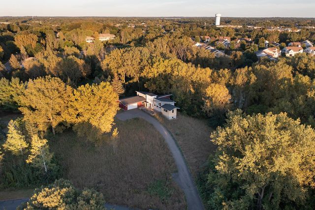 6 Robb Farm Road, North Oaks, MN 55127