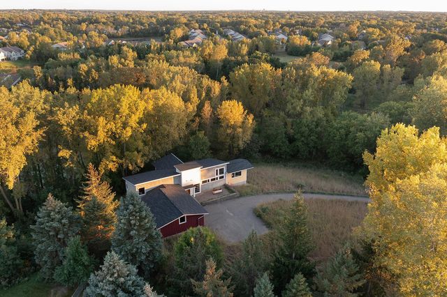 6 Robb Farm Road, North Oaks, MN 55127