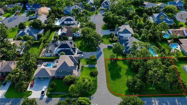 527 Carpenter CT, Naples, FL 34110