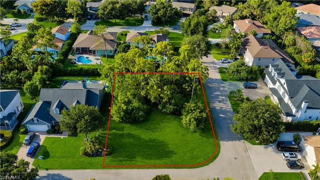 527 Carpenter CT, Naples, FL 34110