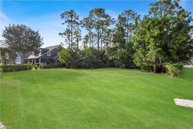 527 Carpenter CT, Naples, FL 34110