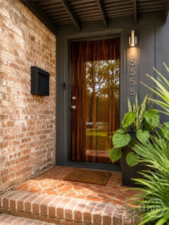 Image 3 of property listing at 5555 Camelot Drive, Savannah, GA 31405