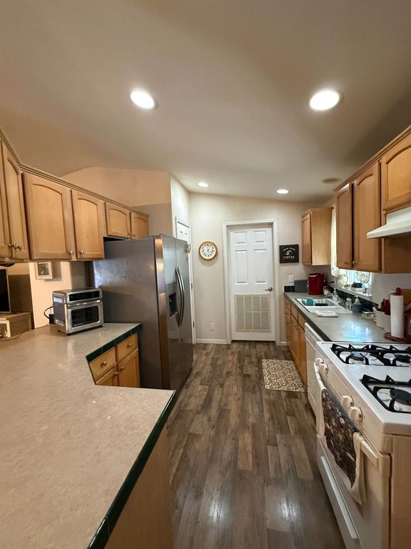 Image 5 of property listing at 220 S Madera # 95, Kerman, CA 93630