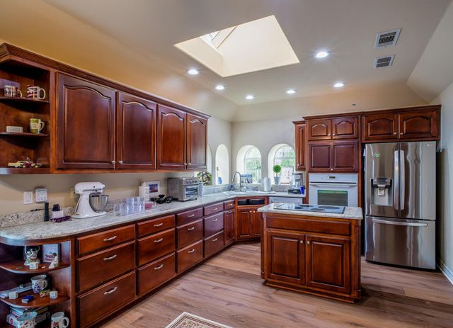 415 Saint Andrews ST, Meadowlakes, TX 78654