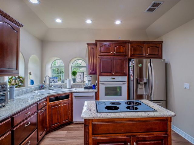 415 Saint Andrews ST, Meadowlakes, TX 78654