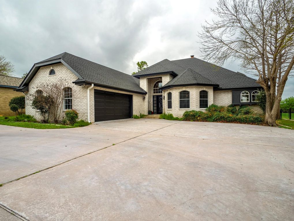 415 Saint Andrews ST, Meadowlakes, TX 78654