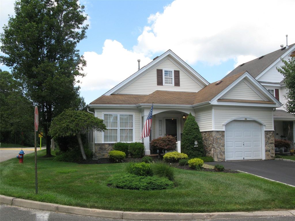 1 Kate Circle, Middle Island, NY 11953