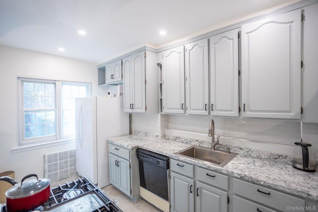 70-24 Utopia Parkway, Fresh Meadows, NY 11365 — photo 3