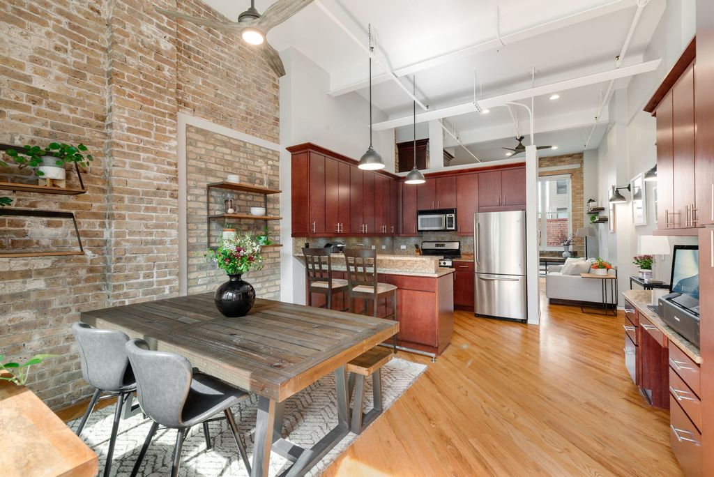 Image 2 of property listing at 601 Linden Place 121, Evanston, IL 60202