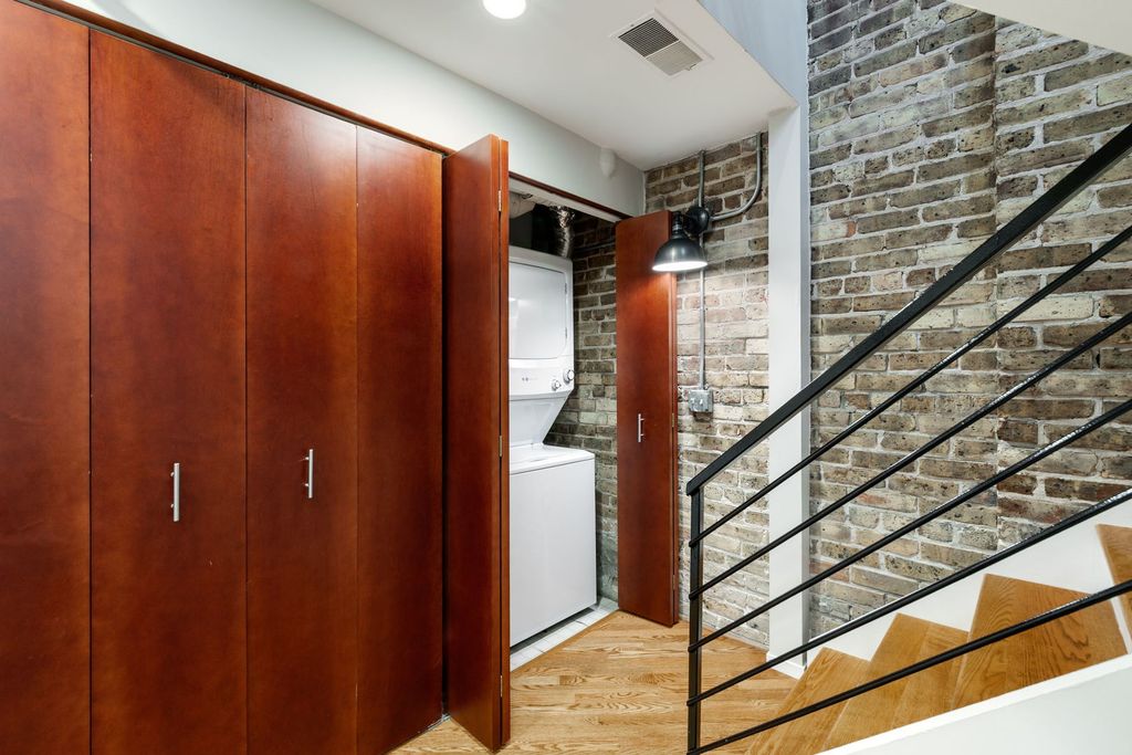 Image 11 of property listing at 601 Linden Place 121, Evanston, IL 60202