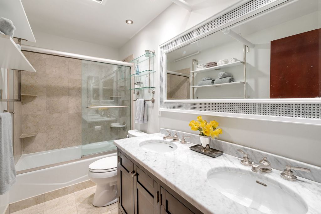 Image 12 of property listing at 601 Linden Place 121, Evanston, IL 60202