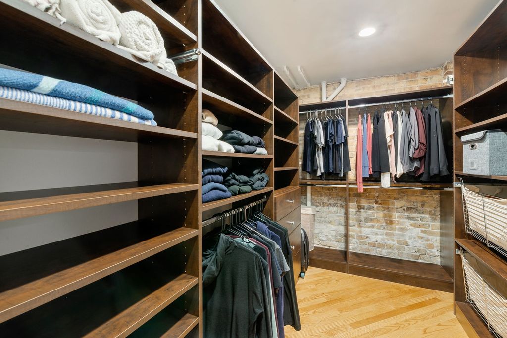 Image 13 of property listing at 601 Linden Place 121, Evanston, IL 60202