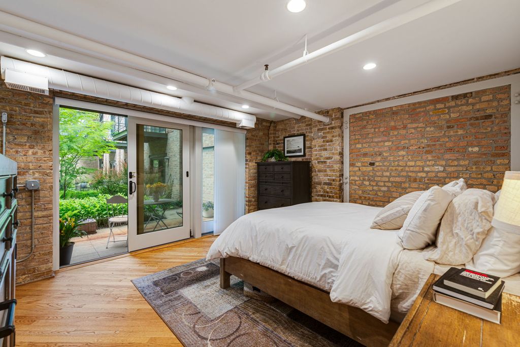 Image 14 of property listing at 601 Linden Place 121, Evanston, IL 60202