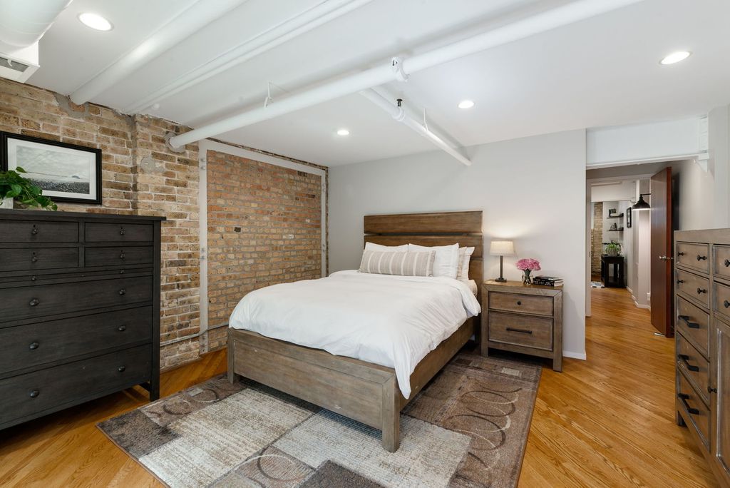 Image 15 of property listing at 601 Linden Place 121, Evanston, IL 60202