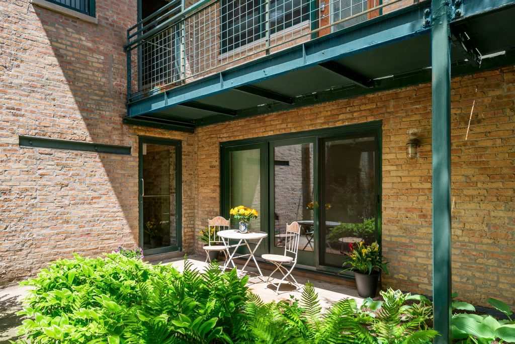Image 16 of property listing at 601 Linden Place 121, Evanston, IL 60202