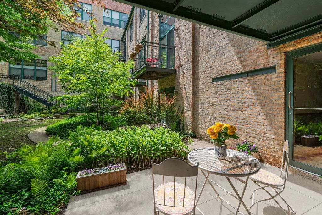 Image 18 of property listing at 601 Linden Place 121, Evanston, IL 60202