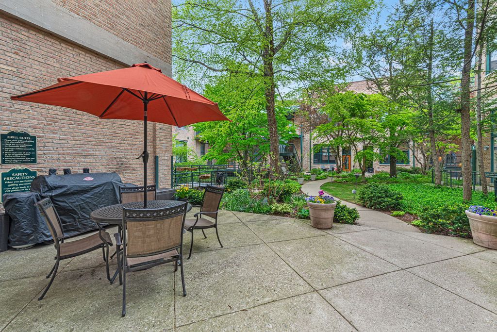 Image 19 of property listing at 601 Linden Place 121, Evanston, IL 60202