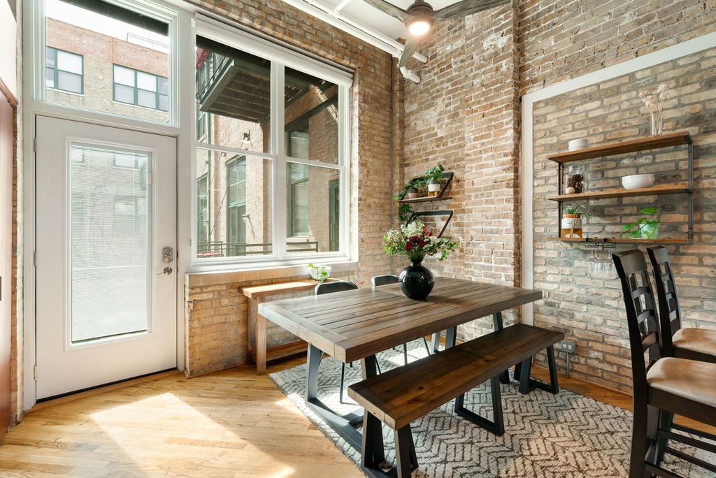 Image 3 of property listing at 601 Linden Place 121, Evanston, IL 60202